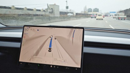 Tesla rät zu Geduld bei Full Self Driving