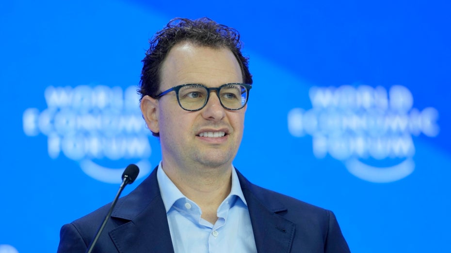 Amodei appelle à une taxe pour les entreprises d'IA afin de lutter contre le chômage