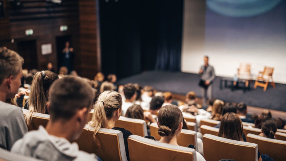 Le professeur lutte rigoureusement contre le plagiat