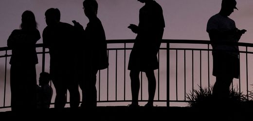 Australia: Teenagers Bypass Social Media Ban