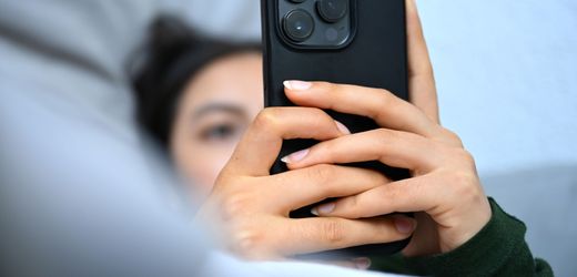 United Kingdom plans curfew for youth on social media