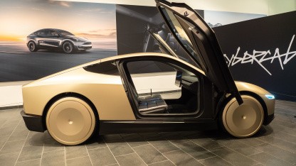 Tesla-Robotaxi durchbricht Poller-Barriere