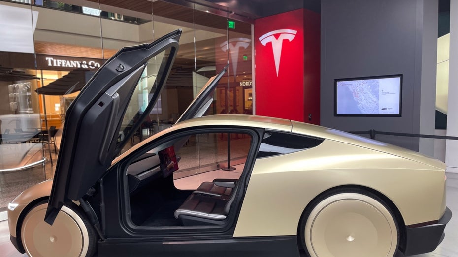 Teslas Cybercabs starten in New York mit Lenkrad